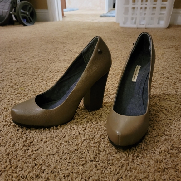 Size 9 Calvin Klein Jeans Heels - Picture 2 of 2